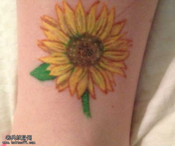 腿部向日葵纹身图案