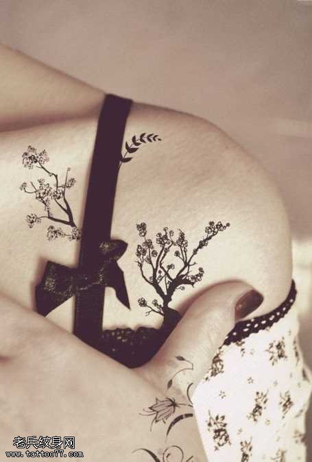 肩部性感树纹身图案