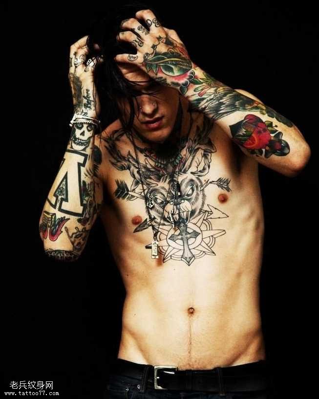 胸部大气鹿纹身图案