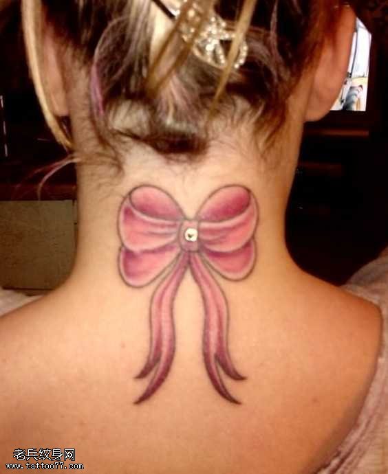 背部小蝴蝶结纹身图案