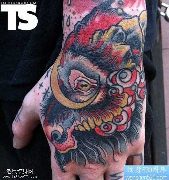 手部个性狮子纹身图案