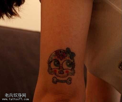手臂彩色小骷髅头纹身图案