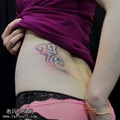 腰部潮流流行的浮云纹身图案