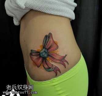 腰部钻石蝴蝶结纹身图案