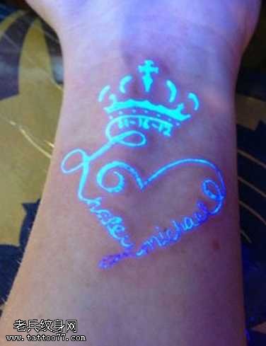 爱心皇冠荧光纹身图案