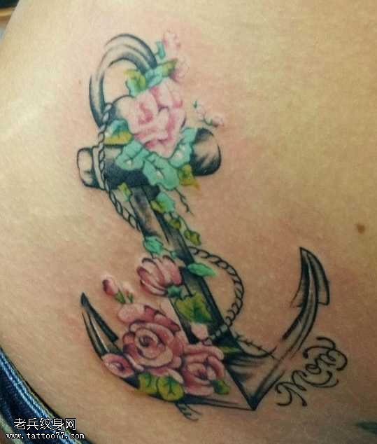 腰部船锚彩色花朵的纹身图案