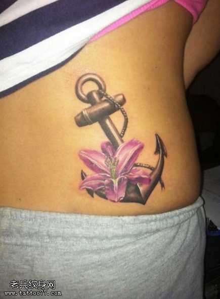 腰部船锚粉花朵纹身图案