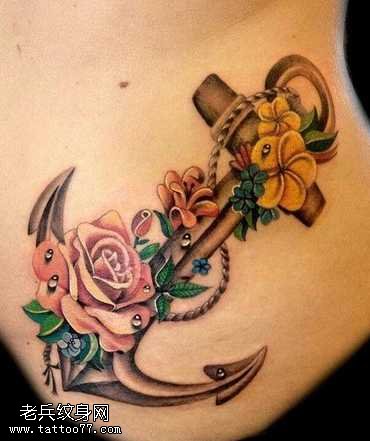 腰部精美玫瑰船锚纹身图案