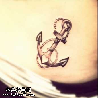 腰部灰色船锚纹身图案