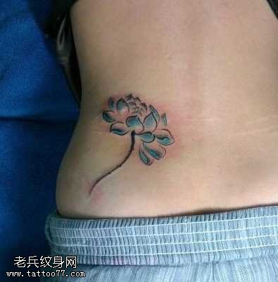 腰部水墨风格莲花纹身图案