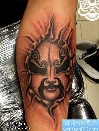 腿部帅气的撕皮脸谱纹身图案
