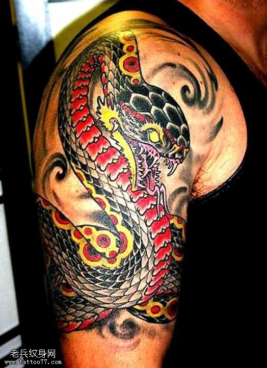 张歆艺穿白色仙女纹身图案