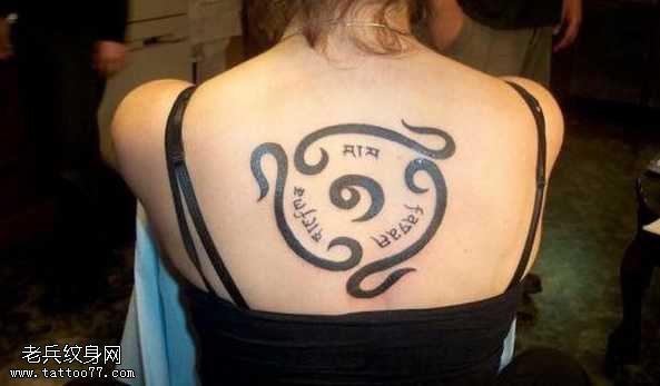 背部时尚梵文纹身图案
