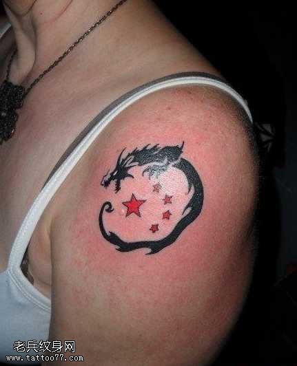 手臂小巧的图腾龙与五角星纹身图案