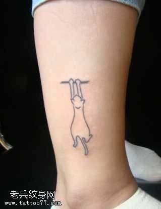 腿部可爱的猫咪纹身图案