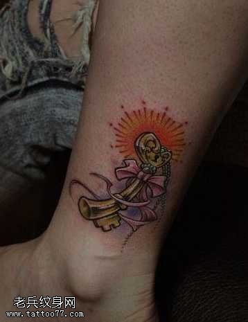 腿部好看的钥匙蝴蝶结纹身图案