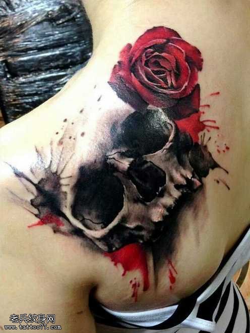 肩部超级骷髅和花朵纹身图案
