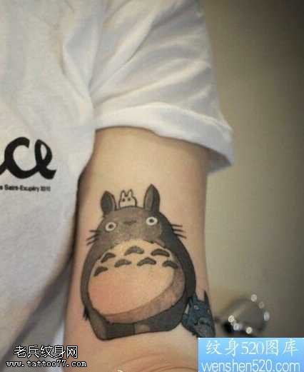 胳膊龙猫纹身图案