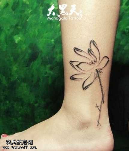 腿部水墨画莲花纹身图案