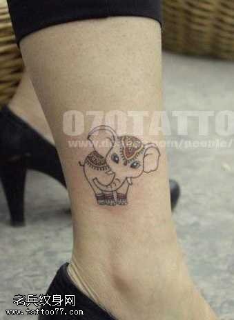 腿部超萌的大象纹身图案