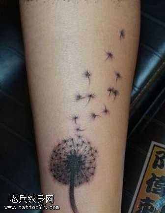 腿部流行的蒲公英纹身图案