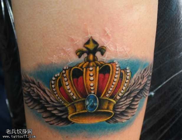 手臂王冠翅膀纹身图案