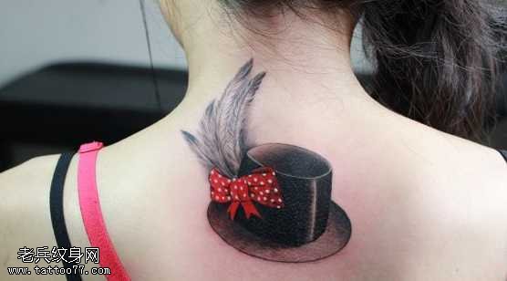 背部礼帽纹身图案