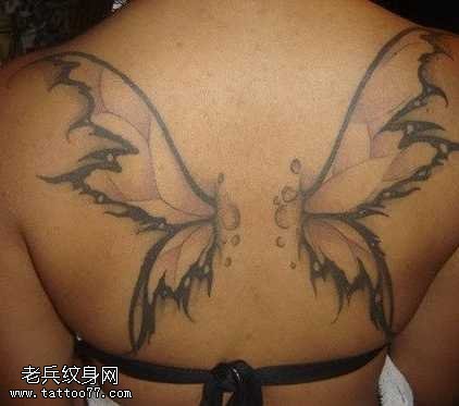 背部破茧成蝶翅膀纹身图案