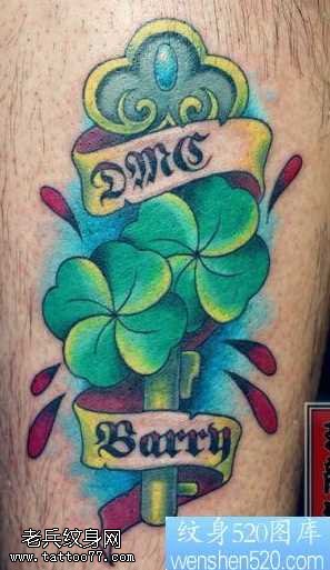 腿部彩色四叶草钥匙纹身图案