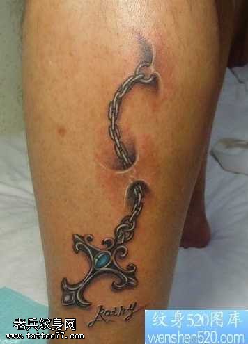 腿部好看的十字架吊链纹身图案