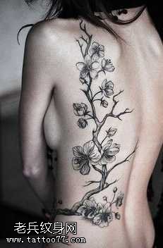 腰部的花朵格外纹身图案