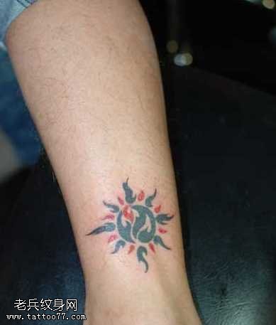 脚踝漂亮的太阳图腾纹身图案