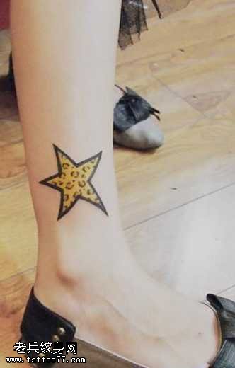 腿部潮流精美的豹纹五角星纹身图案
