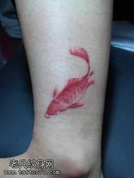 腿部水墨风格小鲤鱼纹身图案