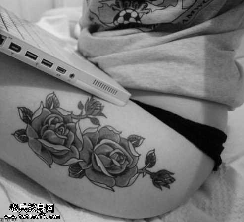 腿部黑灰玫瑰纹身图案