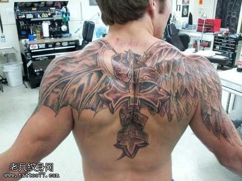 背部帅气十字架翅膀纹身图案