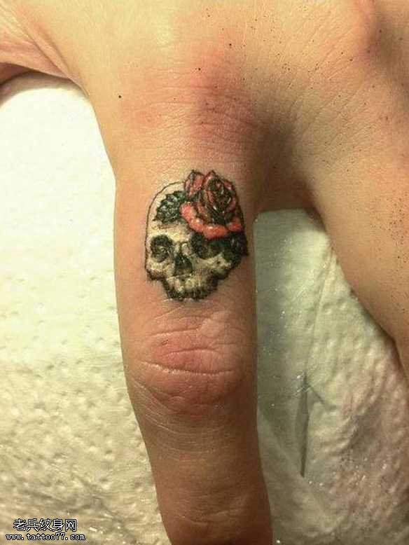 手指骷髅头纹身图案