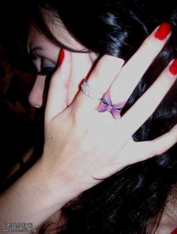 手指蝴蝶结纹身图案