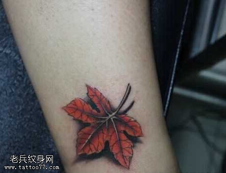 脚部枫叶纹身图案