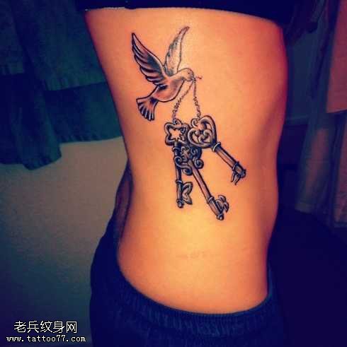 腰部唯美的钥匙纹身图案