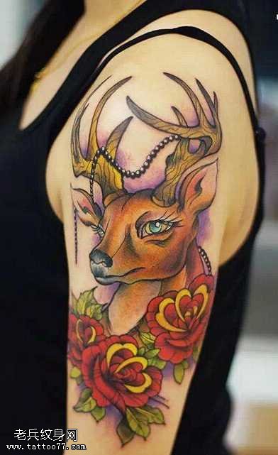 胳膊鹿与玫瑰纹身图案