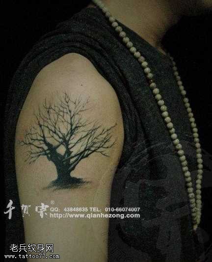 手臂干枯的图腾小树纹身图案