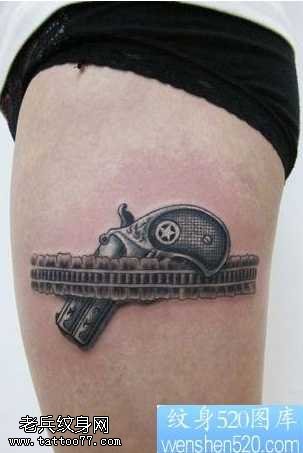 腿部经典的蕾丝手枪纹身图案