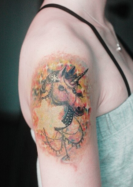 女性手臂彩色独角兽纹身图案