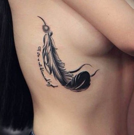 彩色羽毛胸部纹身图案大全