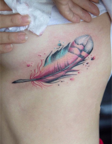彩色羽毛胸部纹身图案大全