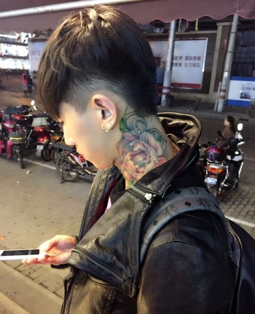 个性时尚的脖子上的花朵纹身