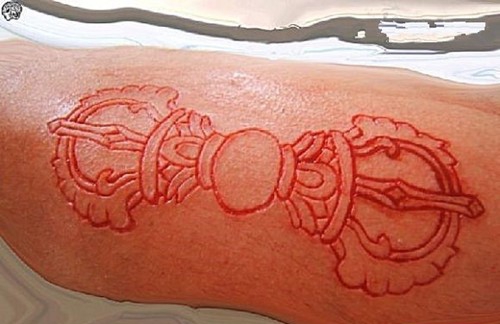 另类夸张的割肉纹身