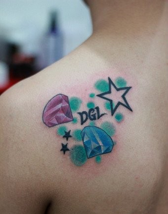 漂亮精美的肩部钻石纹身图案