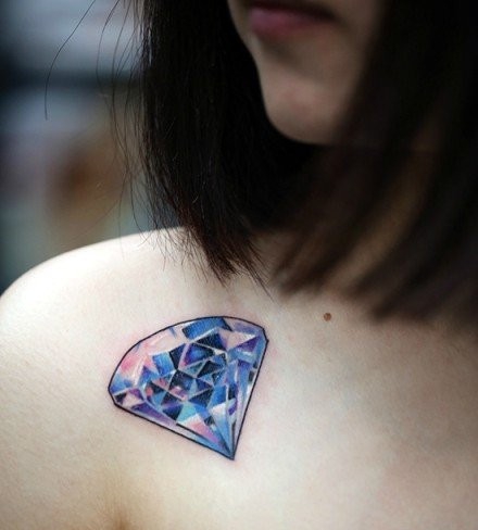 漂亮精美的肩部钻石纹身图案